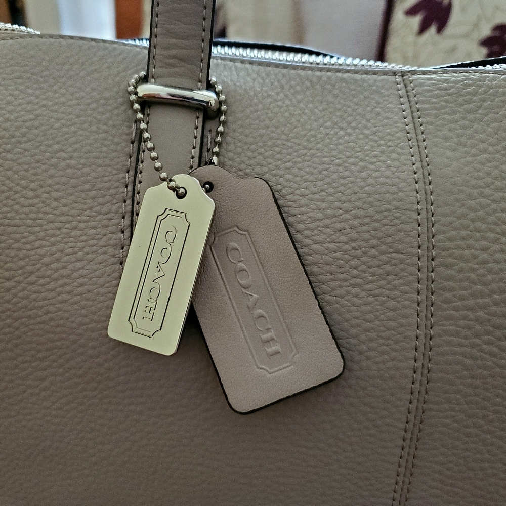 Coach handbag, pebble-finished leather in taupe. With shoulder strap & dust bag. - Picture 2 of 8